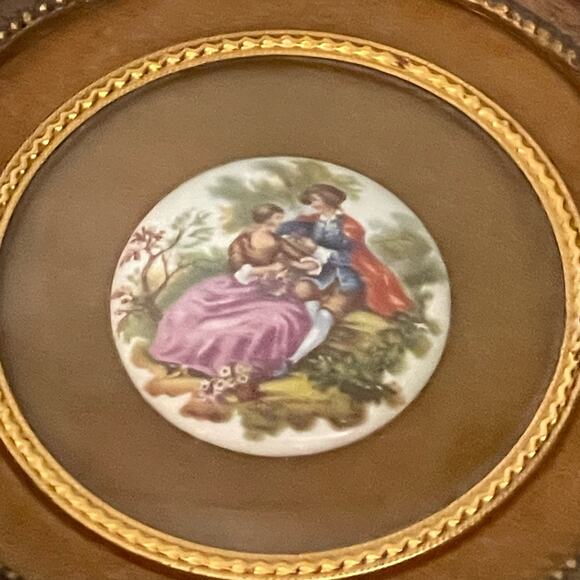 B & S Creations Cameo Framed Portrait Round in Gold Colored Frame - Picture 4 of 4